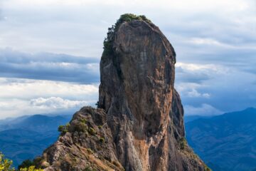 mountain under cloudy sky